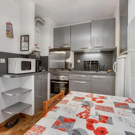 Apartment 2 Bedroom Apartment For 7 *